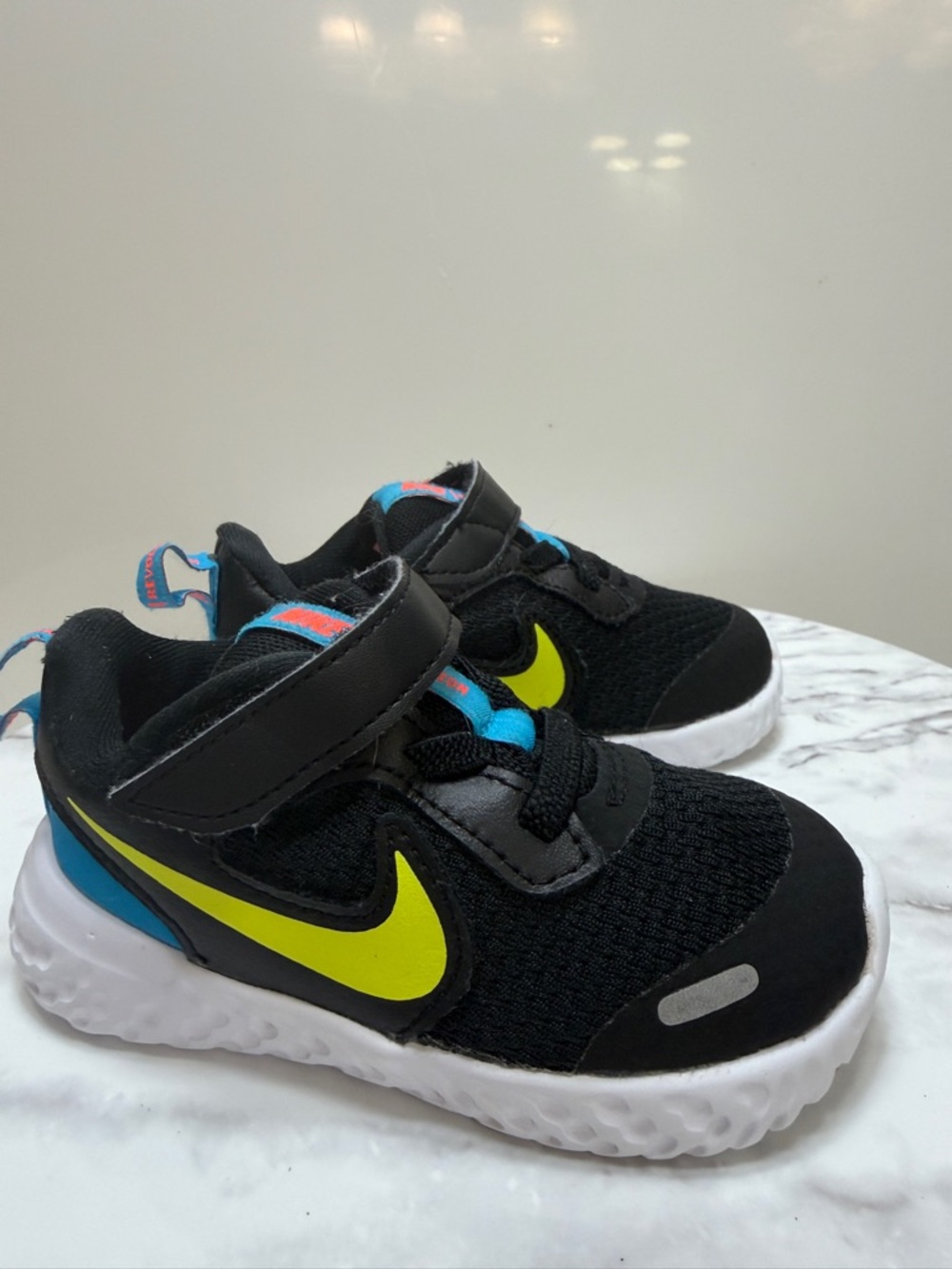 Nike Revolution 5 TD (Toddler) sneakers "Black Lemon Venom" colorway 6 c